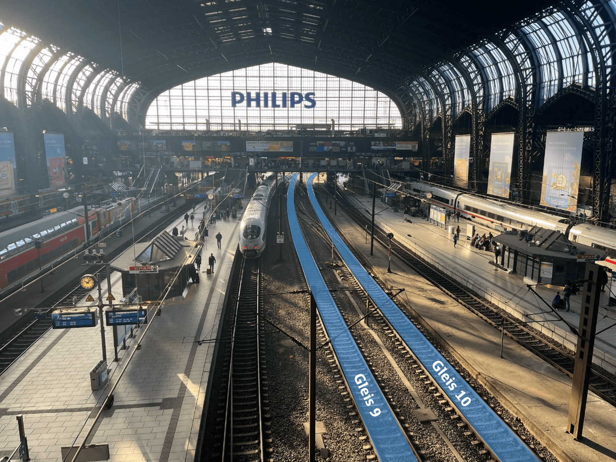 Gleishalle des Hamburger Hauptbahnhofs, blau markiert die Gleise 9 und 10